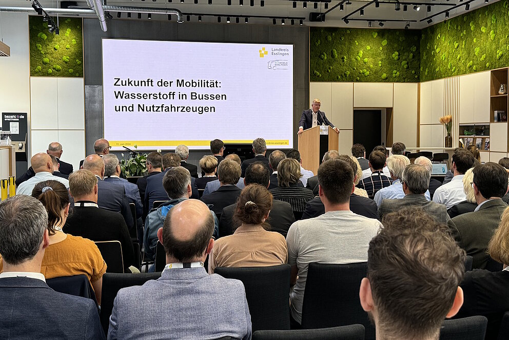 Heinz Eininger, Landrat des Landkreises Esslingen, auf dem Podium der Veranstaltung "Zukunft der Mobilität" am 11. Juni 2024 in Esslingen