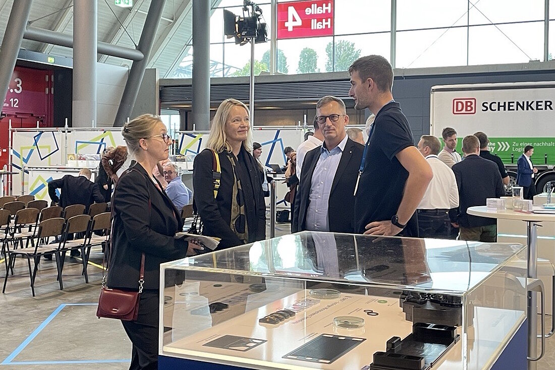 Auf der Messe hy-fcell stehen Isabell Knüttgen von e-mobil BW, Umweltministerin Thekla Walker mit Mitarbeitern der Firma Ensinger am Gemeinschaftsstand der Plattform H2BW