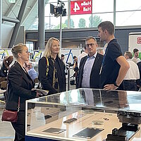 Auf der Messe hy-fcell stehen Isabell Knüttgen von e-mobil BW, Umweltministerin Thekla Walker mit Mitarbeitern der Firma Ensinger am Gemeinschaftsstand der Plattform H2BW