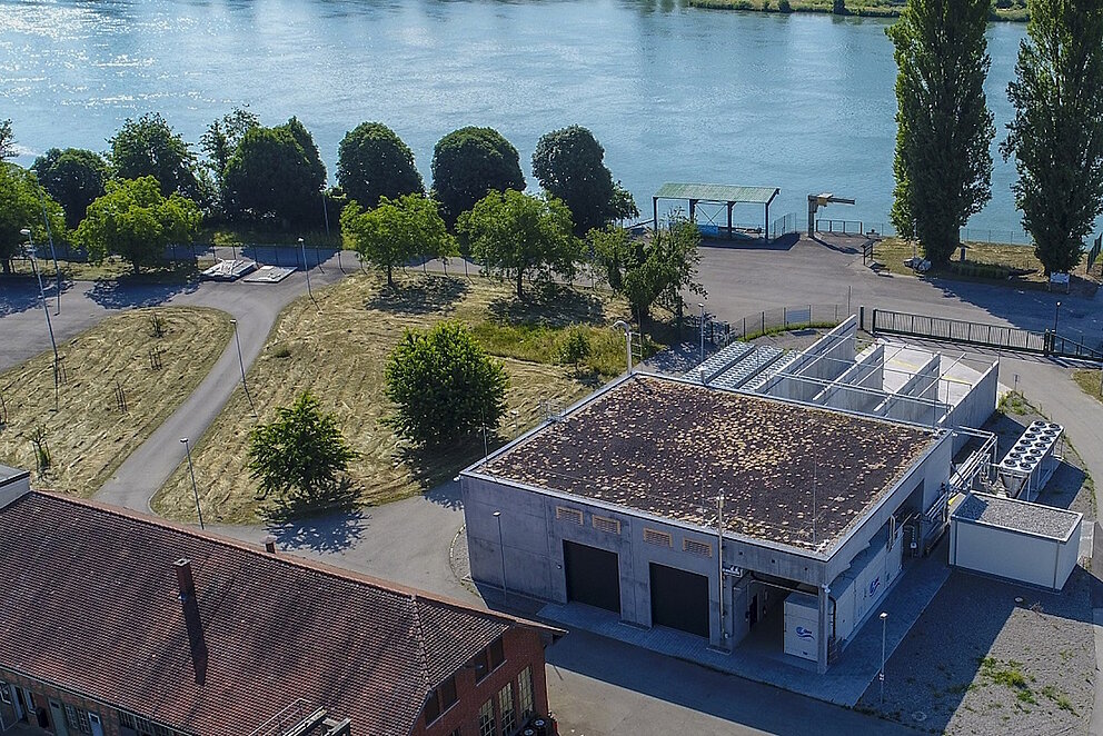 Luftaufnahme eines Forschungsgebäudes an einem Flussufer.