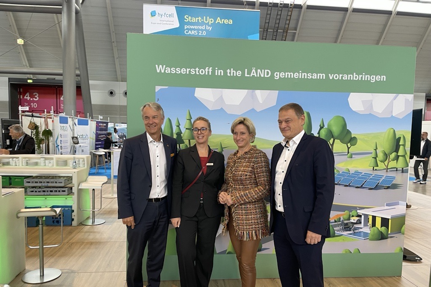 Besuch am Stand der Plattform H2BW von Messe-Geschäftsführer Roland Bleinroth, Isabell Knüttgen von e-mobil BW, Wirtschaftsministerin Dr. Nicole Hoffmeister-Kraut und e-mobil Geschäftsführer Franz Loogen.